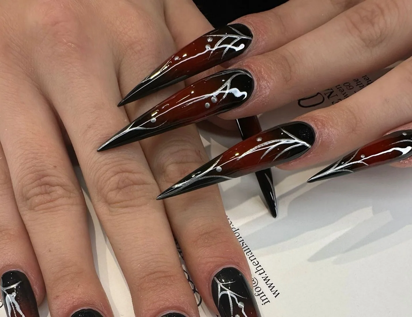 Schwarz-rote Stiletto-Nägel