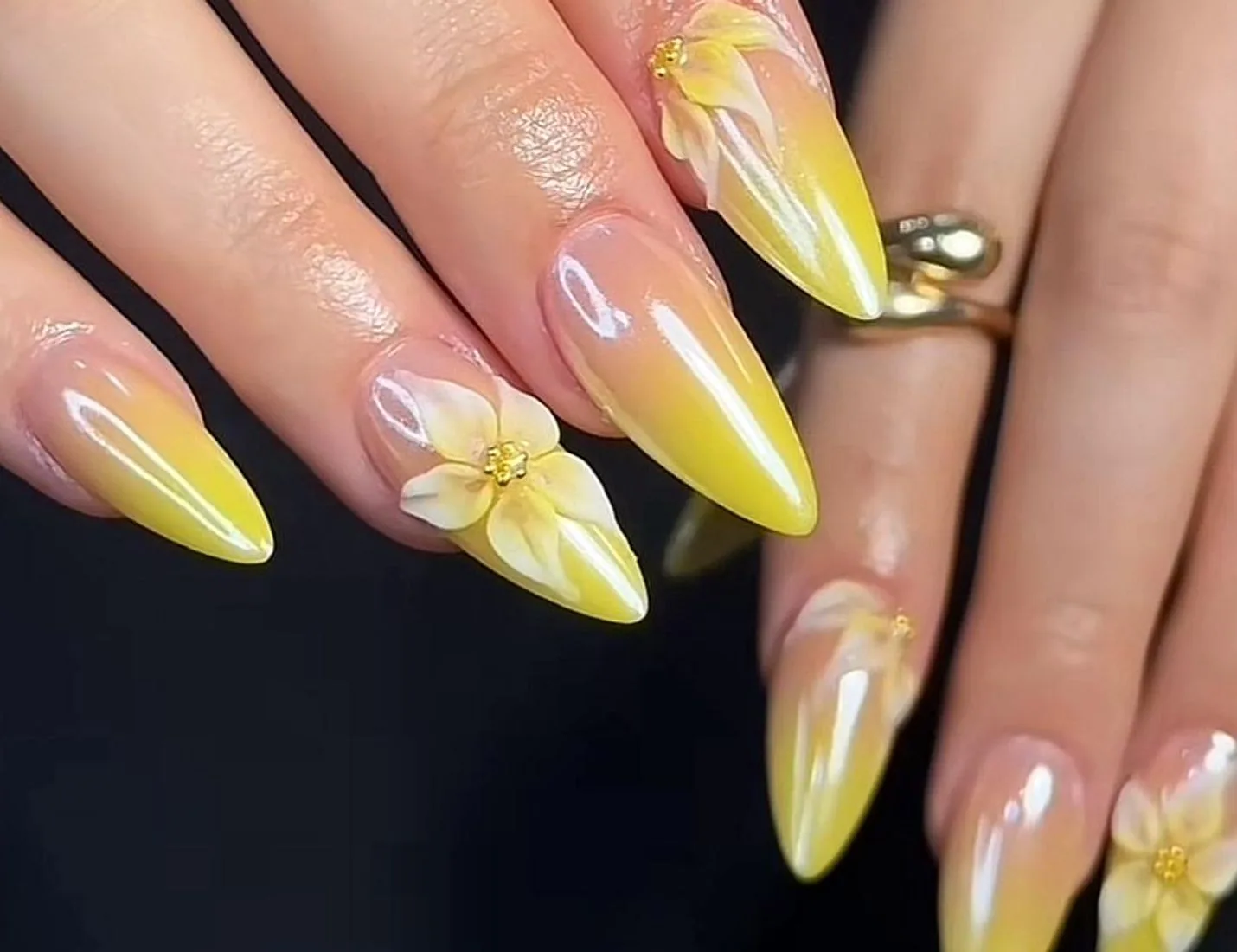 Gelbe Nägel mit Blume